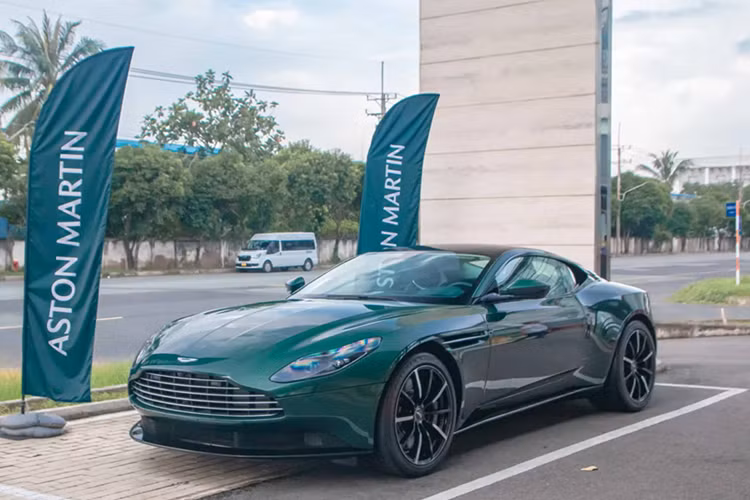 Động cơ trên Aston Martin DB11 V8 sẽ kết hợp cùng hộp số tự động 8 cấp của ZF, truyền sức mạnh tới cầu sau, nhờ đó, mẫu xe thể thao hạng sang có thể tăng tốc từ vị trí xuất phát lên 100 km/h trong thời gian chỉ 4 giây và đạt vận tốc tối đa 301 km/h.