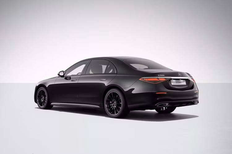 Chủ sở hữu hiện có thể mua Gói giải trí Plus thông qua Cửa hàng Mercedes-Benz, bổ sung quyền truy cập YouTube và nền tảng phát trực tuyến video RIDEVU của Sony, được thiết kế riêng cho hành khách ngồi ghế sau. Hiện mức giá xe Mercedes-Benz S-Class 2026 chưa công bố.