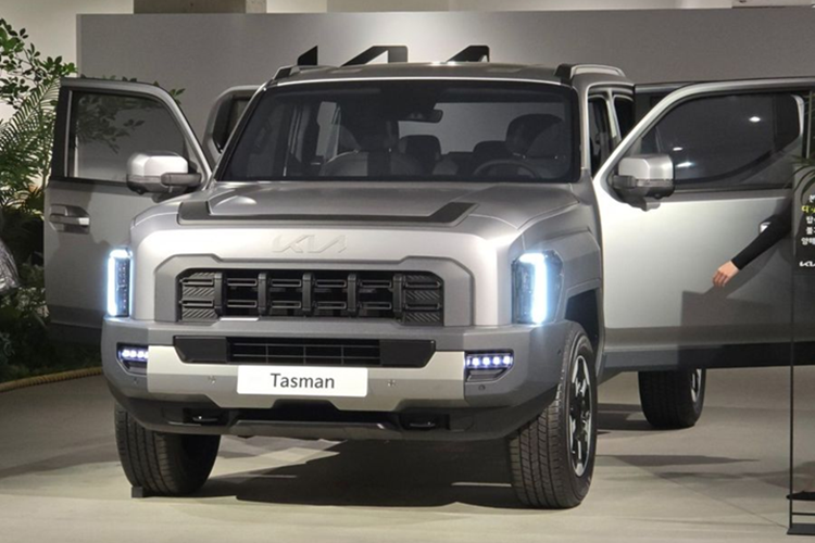 Sau gần 4 tháng, cuối cùng Kia đã nhận đặt hàng và công bố giá bán chính thức của mẫu xe này. Theo đó, mẫu bán tải này được phân phối với 4 phiên bản, giá xe Kia Tasman 2025 khởi điểm 37,5 triệu won (khoảng 658 triệu đồng). Trong khi đó, phiên bản cao cấp nhất là Tasman X-Pro có giá từ 52,4 triệu won (tương đương 920 triệu đồng).