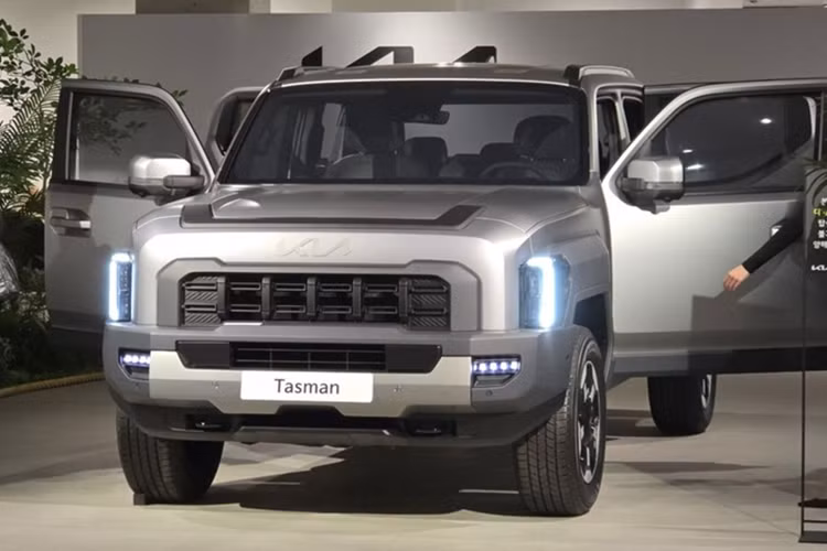 Sau gần 4 tháng, cuối cùng Kia đã nhận đặt hàng và công bố giá bán chính thức của mẫu xe này. Theo đó, mẫu bán tải này được phân phối với 4 phiên bản, giá xe Kia Tasman 2025 khởi điểm 37,5 triệu won (khoảng 658 triệu đồng). Trong khi đó, phiên bản cao cấp nhất là Tasman X-Pro có giá từ 52,4 triệu won (tương đương 920 triệu đồng).
