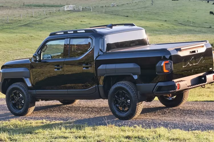 Tại các khu vực khác xe có thêm bản 2.2L diesel tăng áp cho công suất 207 mã lực, 441Nm. Ngoài 2 bản này, dự kiến tới năm 2026 bản thuần điện của Kia Tasman sẽ ra mắt. Bản này vẫn sử dụng khung gầm bản chạy động cơ do nền tảng trên được cho là hỗ trợ tốt đa dạng hệ truyền động.