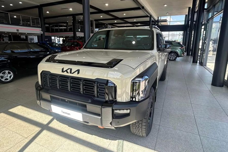 Xét trong phân khúc, giá bán Kia Tasman rẻ hơn Ford Ranger và Toyota Hilux. Kia Tasman sở hữu kích thước chiều dài 5.410 mm, rộng 1.930 mm, cao 1.870 mm (2 bản cao cấp có chiều cao lần lượt là 1.890 và 1.920 mm), đi kèm chiều dài cơ sở xe là 3.270 mm.
