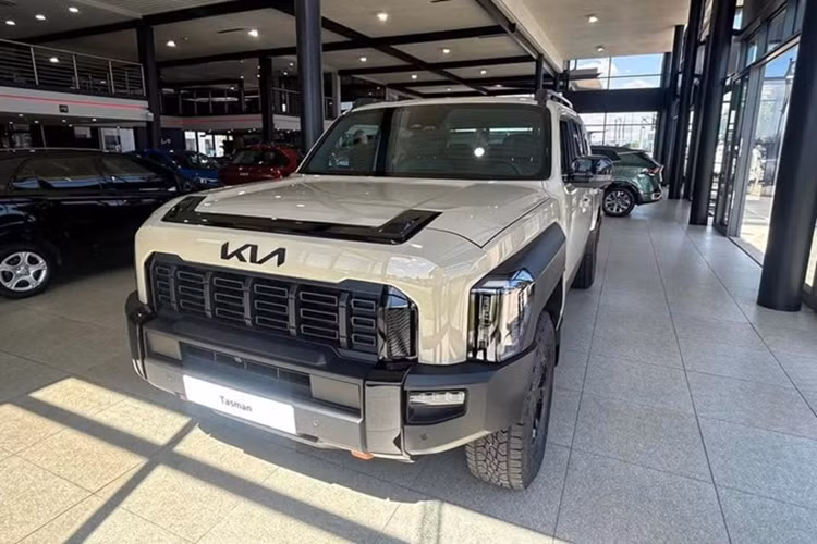 Xét trong phân khúc, giá bán Kia Tasman rẻ hơn Ford Ranger và Toyota Hilux. Kia Tasman sở hữu kích thước chiều dài 5.410 mm, rộng 1.930 mm, cao 1.870 mm (2 bản cao cấp có chiều cao lần lượt là 1.890 và 1.920 mm), đi kèm chiều dài cơ sở xe là 3.270 mm.