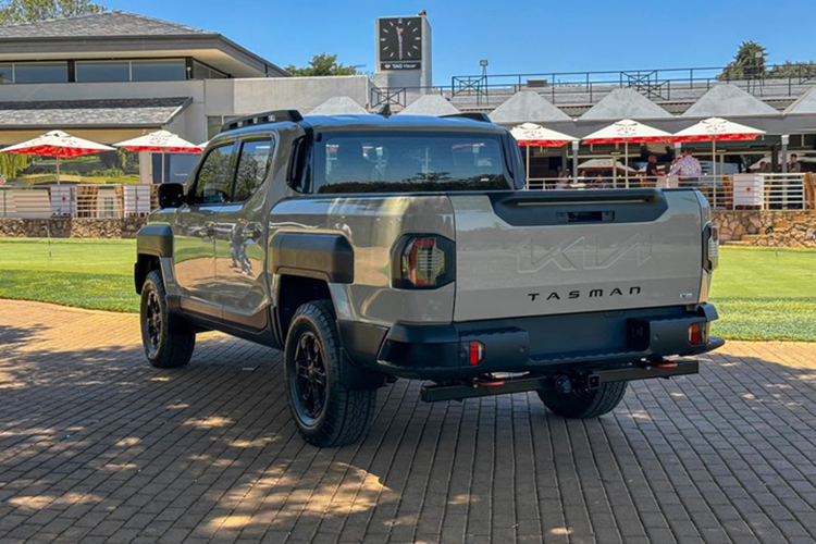 Khả năng lội nước sâu mặc định ở 800 mm. So với những mẫu bán tải có mặt trên thị trường hiện nay, Kia Tasman 2025 khác biệt với phong cách thiết kế táo bạo, cơ bắp nhằm tối ưu tính thực dụng. Phần đầu xe hầm hố với lưới tản nhiệt hình “mũi hổ” đặc trưng của nhà Kia, kết hợp với cản trước vuông vức nhô cao.