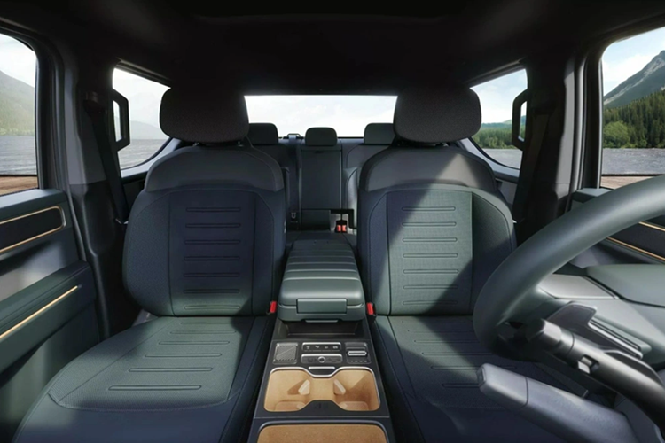 Khu vực bệ tỳ tay trung tâm có bàn sạc không dây, ngăn để bình nước, nút bấm phanh điện tử, Auto Hold và lẫy gạt chuyển chế độ gài cầu. Về trang bị an toàn, Kia Tasman 2025 sở hữu hệ thống hỗ trợ người lái tiên tiến ADAS bao gồm các tính năng như: hỗ trợ giữ làn đường, cảnh báo điểm mù và một loạt tính năng hiện đại khác.