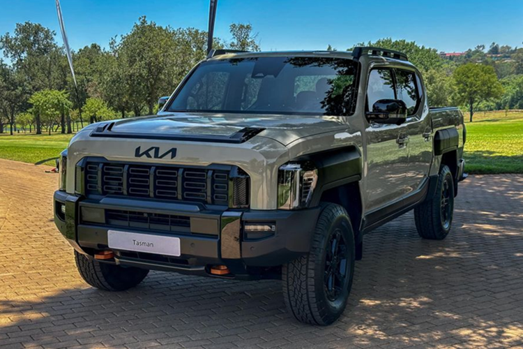 Vào cuối tháng 10 năm ngoái, Kia đã chính thức công bố mẫu xe bán tải cỡ trung Kia Tasman 2025 mới. Đây là sản phẩm đánh dấu bước chuyển mình lớn của thương hiệu Hàn Quốc khi lần đầu đặt chân vào phân khúc bán tải, vốn trước đây là lãnh địa của các hãng xe Mỹ và Nhật Bản.