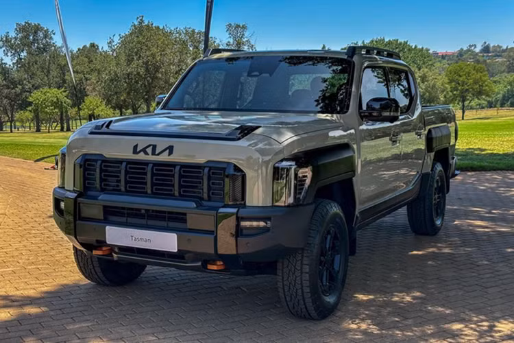 Vào cuối tháng 10 năm ngoái, Kia đã chính thức công bố mẫu xe bán tải cỡ trung Kia Tasman 2025 mới. Đây là sản phẩm đánh dấu bước chuyển mình lớn của thương hiệu Hàn Quốc khi lần đầu đặt chân vào phân khúc bán tải, vốn trước đây là lãnh địa của các hãng xe Mỹ và Nhật Bản.