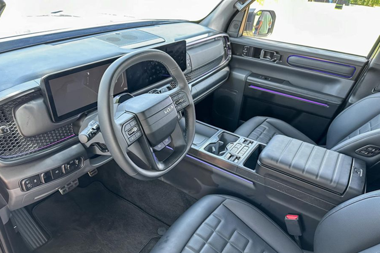 Về nội thất, Tasman sở hữu khoang cabin hiện đại với 3 màn hình hiển thị trên bảng điều khiển, bao gồm cụm đồng hồ kỹ thuật số 12,3 inch kết hợp với màn hình 5 inch ở giữa và màn hình cảm ứng 12,3 inch cho hệ thống thông tin giải trí. Hầu hết các tính năng chính đều được tích hợp vào cụm màn hình đôi đặt nổi trên taplo.