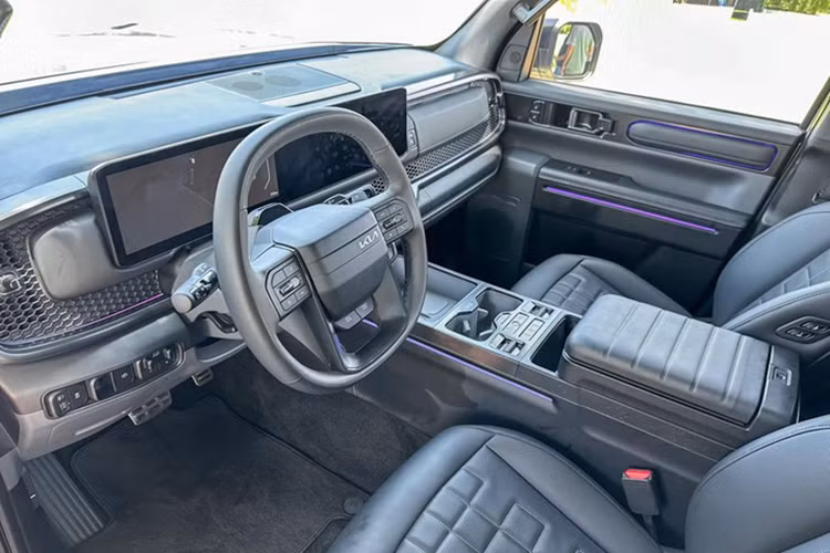 Về nội thất, Tasman sở hữu khoang cabin hiện đại với 3 màn hình hiển thị trên bảng điều khiển, bao gồm cụm đồng hồ kỹ thuật số 12,3 inch kết hợp với màn hình 5 inch ở giữa và màn hình cảm ứng 12,3 inch cho hệ thống thông tin giải trí. Hầu hết các tính năng chính đều được tích hợp vào cụm màn hình đôi đặt nổi trên taplo.