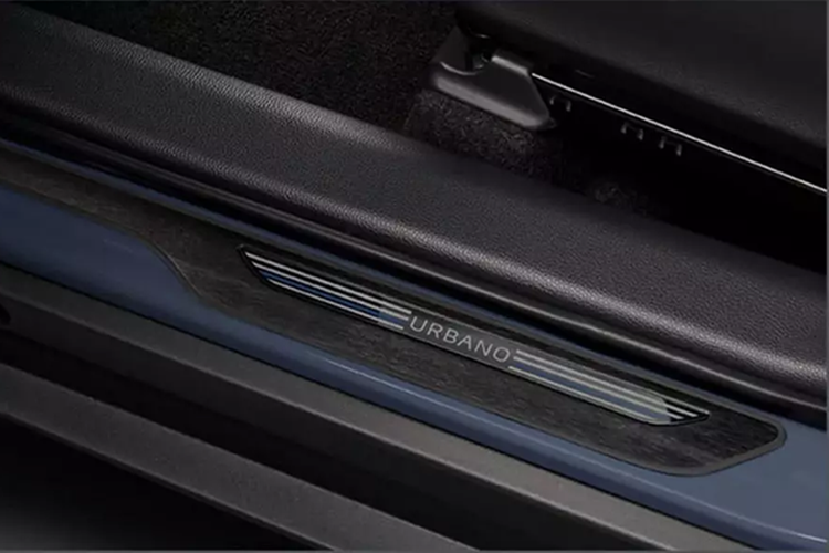 Xe chỉ có 2 màu sơn là trắng Platinum White Pearl Mica và xám Massive Gray, kết hợp cùng nóc/các cột bên sườn màu đen. Nằm bên dưới nắp ca-pô của Toyota Yaris Cross Z Urbano là 2 tùy chọn động cơ.