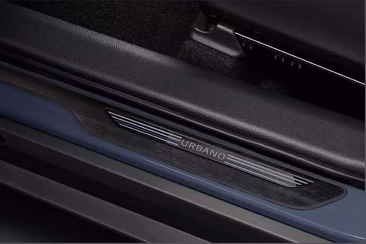 Xe chỉ có 2 màu sơn là trắng Platinum White Pearl Mica và xám Massive Gray, kết hợp cùng nóc/các cột bên sườn màu đen. Nằm bên dưới nắp ca-pô của Toyota Yaris Cross Z Urbano là 2 tùy chọn động cơ.