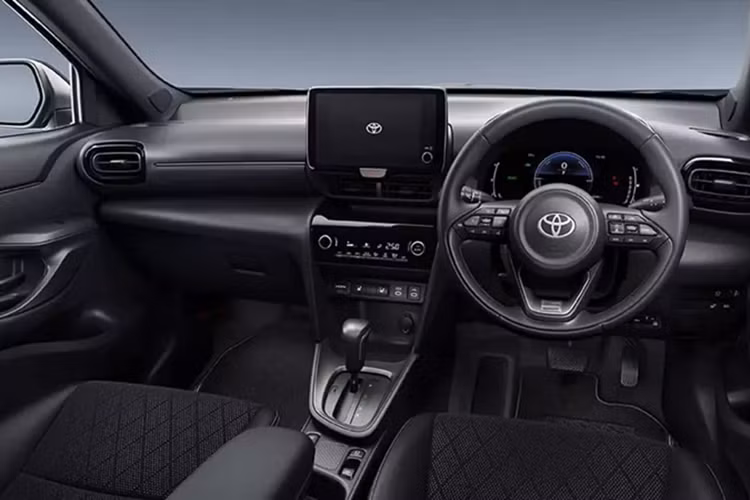 Bên trong xe, Toyota Yaris Cross Z Urbano có thêm một số trang bị mới dành riêng cho phiên bản này như đèn tích hợp dưới cửa, ốp bệ cửa, thảm sàn, vô lăng,...
