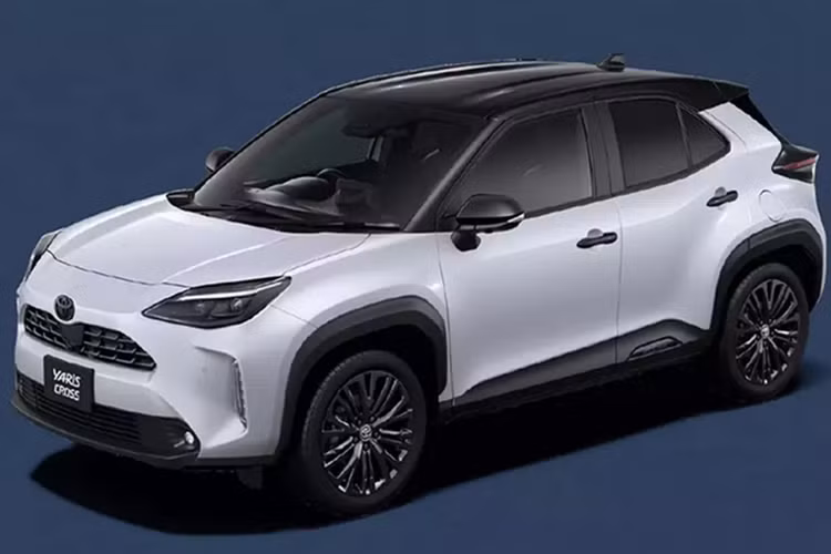 Cụ thể hơn, từ logo của hãng Toyota, ốp gương chiếu hậu, tay nắm cửa, cánh gió mui đến nó của phiên bản đặc biệt này đều được sơn màu đen.