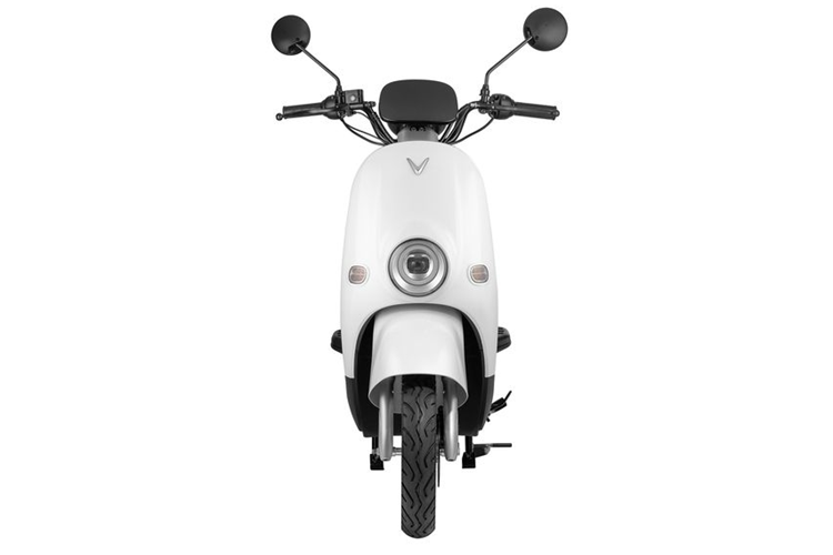 Động cơ được cấp điện bởi bộ ắc-quy chì axit kín khí, có thể sạc từ 0-80% trong 8 giờ và sạc đầy trong 10 giờ.. Với một lần sạc đầy, di chuyển ở điều kiện tiêu chuẩn 30 km/h, Motio có thể vận hành liên tục đến 82 km, thích hợp cho việc di chuyển hàng ngày.