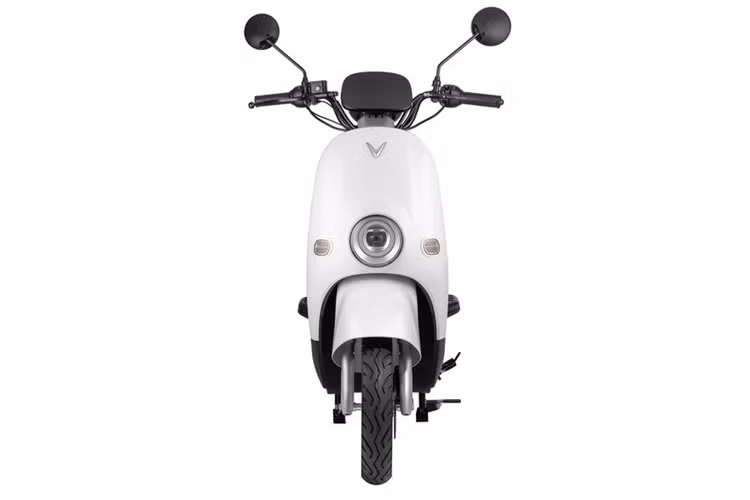 Động cơ được cấp điện bởi bộ ắc-quy chì axit kín khí, có thể sạc từ 0-80% trong 8 giờ và sạc đầy trong 10 giờ.. Với một lần sạc đầy, di chuyển ở điều kiện tiêu chuẩn 30 km/h, Motio có thể vận hành liên tục đến 82 km, thích hợp cho việc di chuyển hàng ngày.