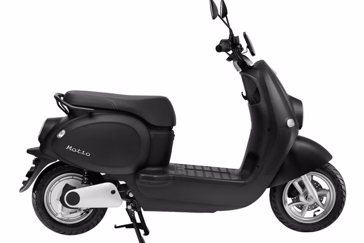 Với định hướng khách hàng là giới trẻ, Motio có nhiều màu nổi bật như vàng, hồng, đỏ, cùng với trắng và đen nhám. Về thông số kỹ thuật, Motio sử dụng động cơ công suất tối đa 1.500W, tốc độ giới hạn ở mức 49 km/h, phù hợp với tiêu chuẩn sử dụng cho học sinh và không yêu cầu bằng lái.