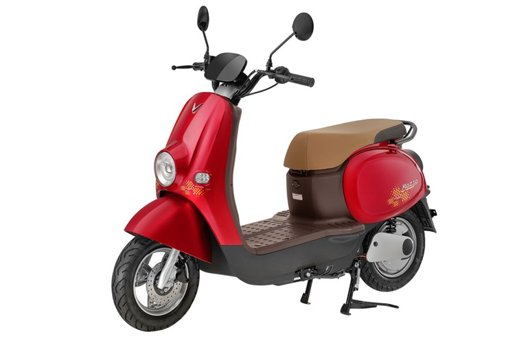 Thiết kế tổng thể của xe máy điện Vinfast Motio được tạo hình bởi những đường nét bo tròn mềm mại, với điểm nhấn độc đáo là cụm đèn pha và đèn hậu LED theo hơi hướng cổ điển. Đây là kiểu thiết kế chưa bao giờ lỗi mốt trong ngành công nghiệp ô tô xe máy từ trước đến nay. Kết hợp cùng các chi tiết mang hơi thở đương đại, VinFast Motio sở hữu một dáng vẻ hài hòa, cân đối, thu hút mọi ánh nhìn.