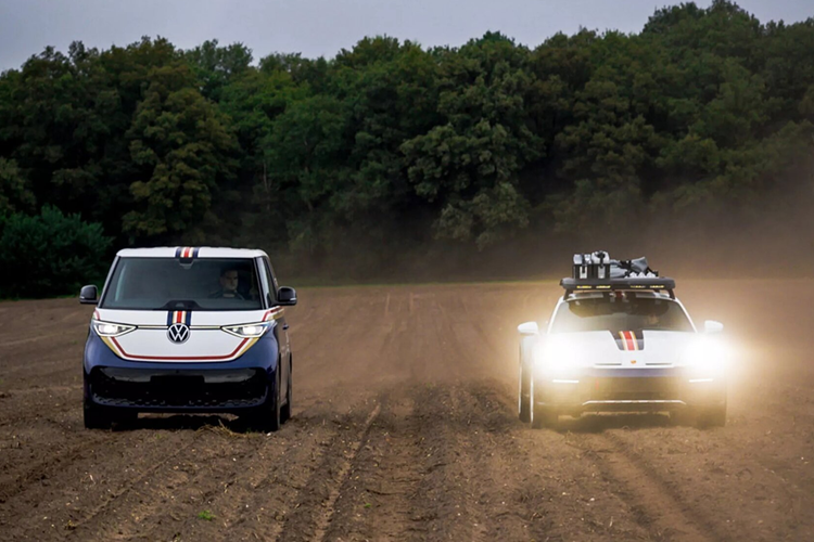 Tuy nhiên, để tránh các hạn chế về quảng cáo thuốc lá, logo Rothmans đã được thay thế bằng thương hiệu “Rough Roads”, giữ nguyên phong cách rally cổ điển mà không liên quan đến tài trợ thuốc lá. Thay vì sử dụng phiên bản chở hàng của ID. Buzz, Porsche đã chọn phiên bản chở khách.