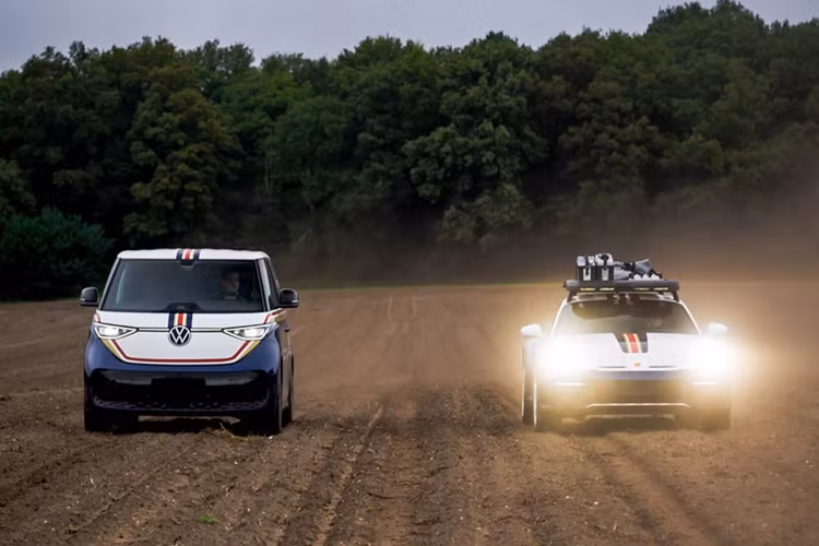 Tuy nhiên, để tránh các hạn chế về quảng cáo thuốc lá, logo Rothmans đã được thay thế bằng thương hiệu “Rough Roads”, giữ nguyên phong cách rally cổ điển mà không liên quan đến tài trợ thuốc lá. Thay vì sử dụng phiên bản chở hàng của ID. Buzz, Porsche đã chọn phiên bản chở khách.