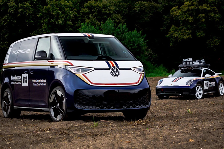  Porsche 911 Dakar địa hình chắc chắn là chiếc xe tuyệt vời cho bất kỳ garage nào, tuy nhiên đâu là chiếc xe thú vị để kết hợp cùng 911 mà vẫn giữ được phong cách riêng? Và đây, chiếc ID. Buzz được tuỳ chỉnh lại có cùng phong cách với 911 Dakar. Nếu bạn có ý định kéo chiếc Porsche thì nên làm điều này.