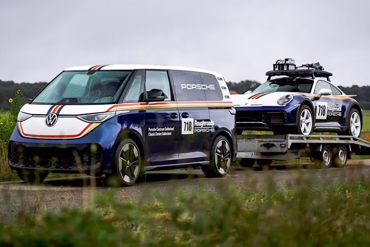 Mẫu xe minivan Volkswagen ID. Buzz thuần điện được thực hiện bởi Porsche Classic Center Gelderland tại Hà Lan. Ngoại thất của ID. Buzz là tông màu sơn Rothmans pha trộn giữa xanh đậm và trắng cùng với các họa tiết đỏ và vàng. Chữ "Porsche" cùng nhãn dán số hiệu xe "718" dọc thân xe tạo nên phong cách cổ điển rất riêng.