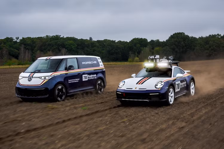 Chiếc Volkswagen ID. Buzz độc nhất vô nhị với lớp sơn mang tính biểu tượng này có thể sẽ truyền cảm hứng cho các chủ xe Porsche 911 Dakar mua thêm những chiếc VW phối hợp cho các hoạt động kéo xe.