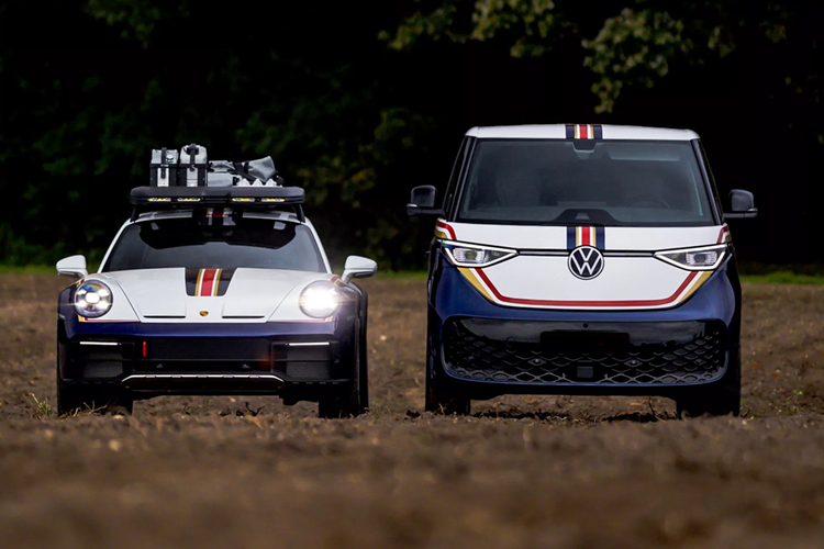 Không chỉ có màu sơn bắt mắt mà chiếc xe van thuần điện của Volkswagen còn được trang bị nhiều phụ tùng chính hãng của ... Porsche. Một ví dụ điển hình là B32 - chiếc VW Transporter T3 có số VIN của Porsche, được sử dụng để vận chuyển phụ tùng cho xe đua 959 Dakar vào năm 1985.