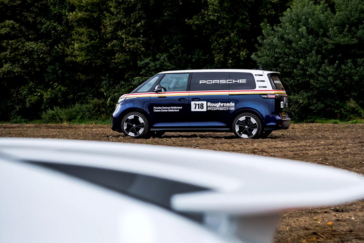 Đây cũng là mẫu xe dẫn động cầu sau, có công suất 282 mã lực; trong khi đó phiên bản GTX thể thao với động cơ kép đặt trước/sau công suất 335 mã lực. Nhưng không sao, hiệu năng này vẫn thừa sức để kéo chiếc 911 Dakar.