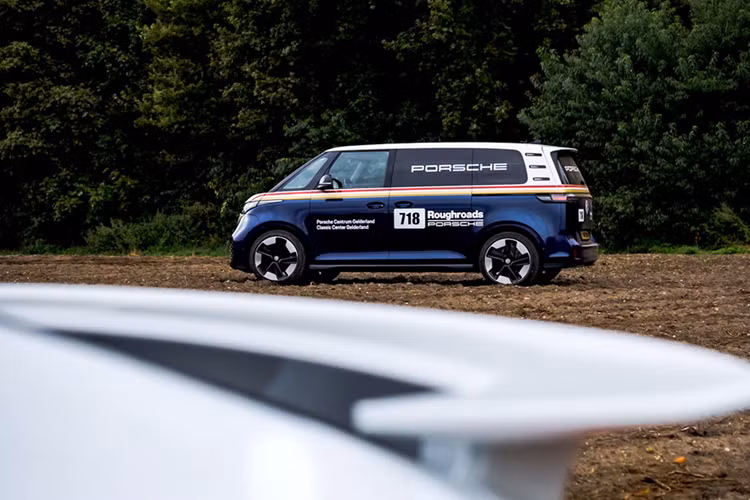 Đây cũng là mẫu xe dẫn động cầu sau, có công suất 282 mã lực; trong khi đó phiên bản GTX thể thao với động cơ kép đặt trước/sau công suất 335 mã lực. Nhưng không sao, hiệu năng này vẫn thừa sức để kéo chiếc 911 Dakar.