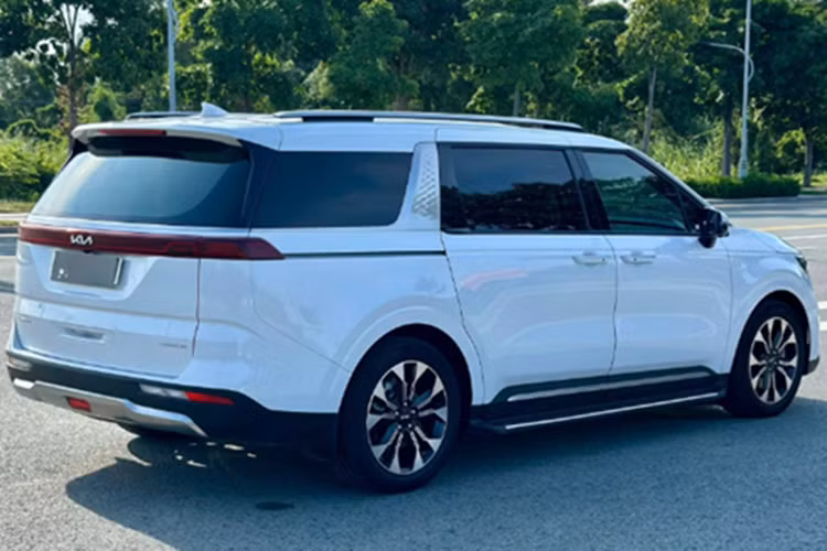 Song song với việc đẩy mạnh xả hàng bản xăng cũ, các đại lý cũng đang triển khai ưu đãi cho Carnival bản nâng cấp giữa vòng đời 2024. Cụ thể, bản hybrid được ưu đãi 50 triệu đồng, trong khi bản máy dầu được ưu đãi 20 triệu đồng. Nhờ đó, giá khởi điểm của Carnival 2024 hiện còn 1,279 tỷ đồng, giúp xe tiếp tục duy trì sức hút trong phân khúc xe gia đình cao cấp.