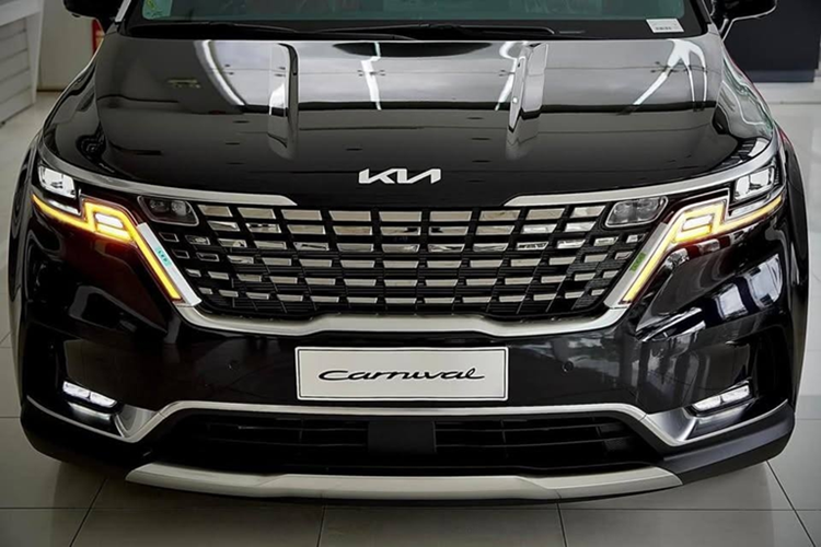 Mặc dù được ưu đãi, Kia Carnival bản cũ máy xăng này vẫn đắt đỏ hơn tất cả các bản máy dầu mới đang được bán ra. Điểm khác biệt lớn nhất giữa bản Carnival cũ và bản nâng cấp mới là ở hệ truyền động.