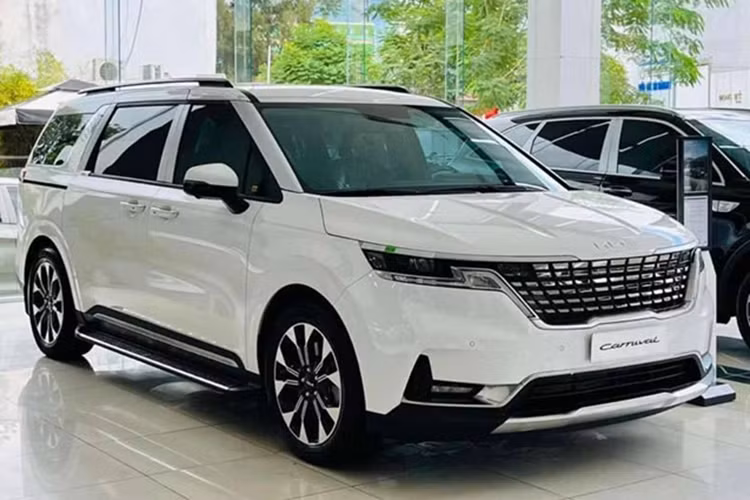 So với giá niêm yết ban đầu 1,849 tỷ đồng, hiện xe được ưu đãi tổng cộng lên tới 210 triệu đồng. Tuy nhiên, số lượng xe còn lại không nhiều và chủ yếu được bán theo diện “xe tồn kho cần đẩy sớm”, điều này phần nào phản ánh sức mua không cao đối với dòng xe xăng dung tích lớn trong giai đoạn này.