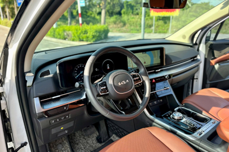 Trong khi Carnival 2024 chỉ còn các tùy chọn động cơ diesel 2.2L và hybrid 1.6L tăng áp thì phiên bản 3.5G Premium 7S vẫn sử dụng động cơ xăng 3.5L V6, sản sinh công suất 269 mã lực và mô-men xoắn 331 Nm, kết hợp hộp số tự động 8 cấp.