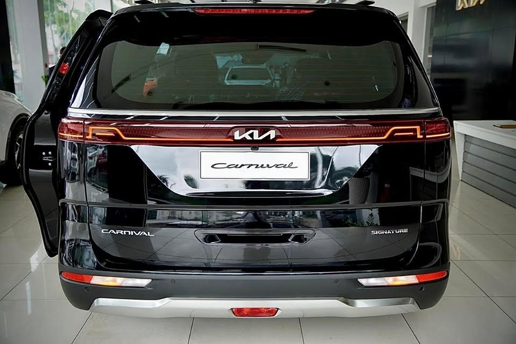 Về tiện nghi, Kia Carnival 3.5G Premium 7S vẫn giữ nguyên những điểm nổi bật từng được đánh giá cao: ghế thương gia, hai màn hình kép 12,3 inch, âm thanh 12 loa Bose, điều hòa tự động ba vùng, Apple CarPlay, Android Auto, 2 cửa sổ trời cỡ lớn...