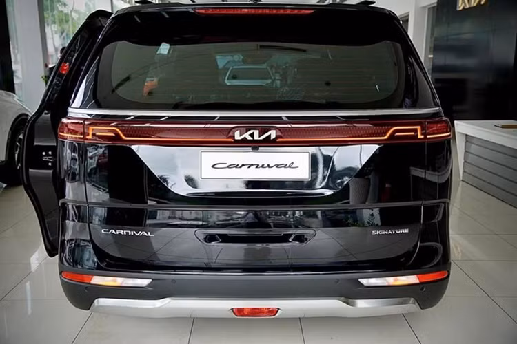 Về tiện nghi, Kia Carnival 3.5G Premium 7S vẫn giữ nguyên những điểm nổi bật từng được đánh giá cao: ghế thương gia, hai màn hình kép 12,3 inch, âm thanh 12 loa Bose, điều hòa tự động ba vùng, Apple CarPlay, Android Auto, 2 cửa sổ trời cỡ lớn...