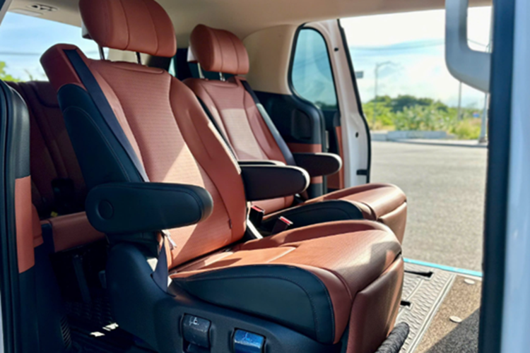 Dù đem lại trải nghiệm lái mạnh mẽ nhưng mức tiêu hao nhiên liệu của động cơ này lại là điều khiến nhiều khách hàng do dự. Theo công bố từ nhà sản xuất, xe tiêu thụ trung bình 9,5 lít/100 km đường hỗn hợp, riêng trong đô thị có thể lên đến 13,5 lít/100 km, con số này khó thuyết phục người tiêu dùng trong bối cảnh chi phí vận hành ngày càng được cân nhắc kỹ lưỡng.