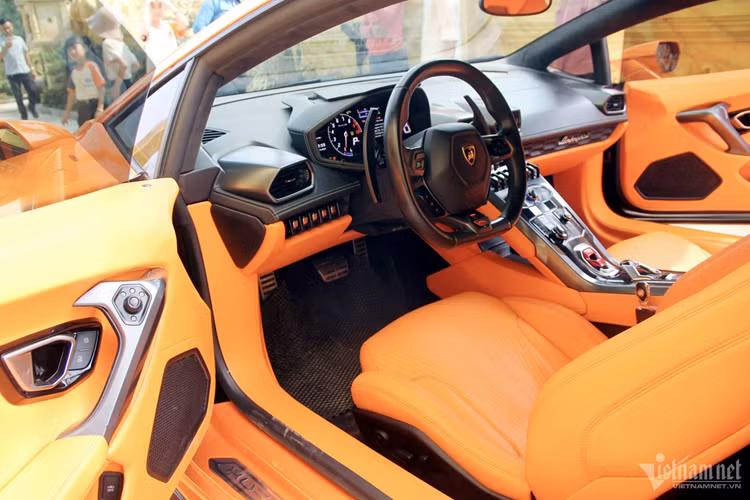 Siêu xe Lamborghini Huracan LP610-4 mới được bán lại cho 1 tay chơi xe ở Tp.HCM sở hữu động cơ V10, dung tích 5.2 lít, sản sinh công suất tối đa 610 mã lực tại vòng tua máy 8.250 vòng/phút và mô-men xoắn cực đại 560 Nm tại vòng tua máy 6.500 vòng/phút.