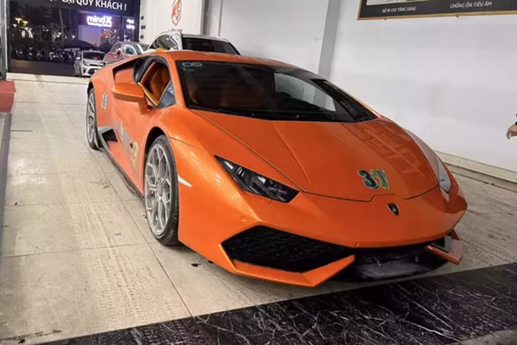 Nguyên bản của xe Lamborghini Huracan LP610-4 biển số tứ quý 6 này là cam. Điểm nhấn tiếp theo chính là việc siêu bò sở hữu body kit độ carbon, với cản trước, nẹp sườn được trang bị thêm cánh lướt gió mới.