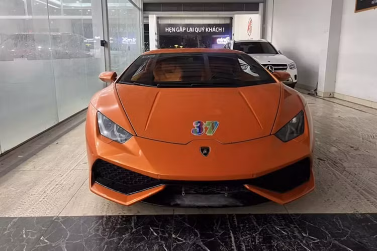 Sau cùng là cánh gió đuôi cố định giúp chiếc Lamborghini Huracan LP610-4 này trông nổi bật lên hẳn, so với thiết kê nguyên bản. Cuối cùng là chủ xe đã trang bị 4 bộ mâm từ phiên bản Lamborghini Aventador SVJ cho siêu bò này, mang đến sự mới lạ.