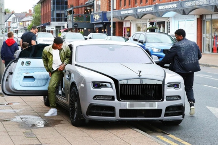 Rolls-Royce của Marcus Rashford được trang bị khối động cơ V12 6.75L tăng áp kép được tinh chỉnh cho hiệu năng cao hơn phiên bản tiêu chuẩn, công suất đạt 600 mã lực cùng mô-men xoắn lên đến 900 Nm. Chiếc Rolls-Royce thứ hai mà cầu thủ Marcus Rashford sở hữu là Black Badge Wraith màu trắng trị giá lên đến 700.000 Bảng Anh (khoảng 22 tỷ đồng).