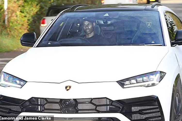 Bên cạnh đó, Rashford còn sở hữu một chiếc Lamborghini Urus Performante trị giá khoảng 350.000 Bảng Anh (tương đương 11 tỷ VNĐ). Xe được trang bị động cơ V8 Bi-turbo dung tích 4.0L, công suất đạt mức tối đa 666 mã lực cùng mô-men xoắn cực đại 850 Nm.