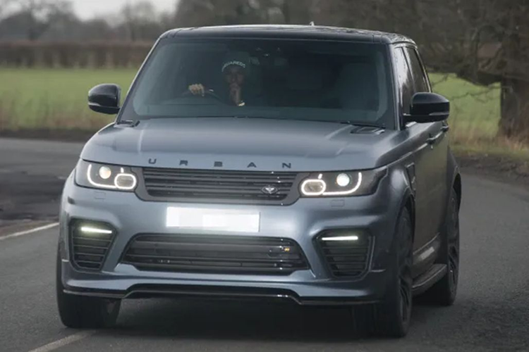 Marcus Rashford còn sở hữu cả một chiếc Range Rover Sport HST. Xe được trang bị một động cơ xăng I6 3.0L và một bộ pin 48V, cho công suất 395 mã lực và mô-men xoắn 550 Nm và đặc biệt là có sự hỗ trợ của một bộ siêu nạp chạy bằng điện và bộ tăng áp kép. Nhờ đó, xe có thể tăng tốc 0-96 km/h trong 5,9 giây, trước khi đạt tốc độ tối đa 225 km/h.