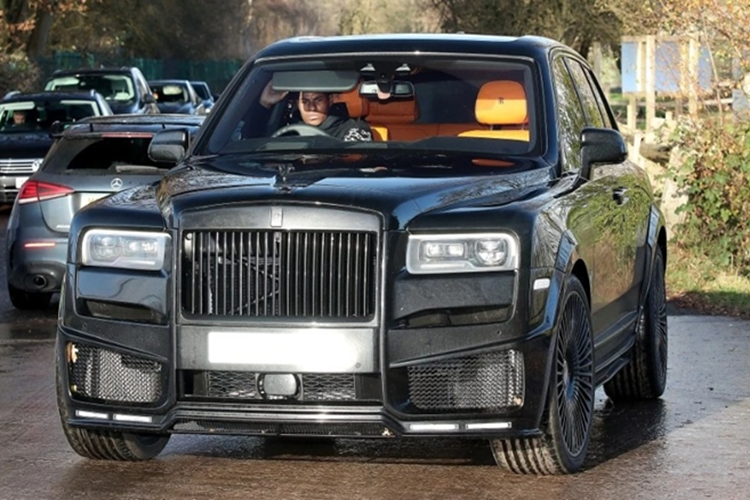 Trước đó, cầu thủ này từng hoạt động tại Old Tranfford với mức lương lên đến 325.000 bảng Anh, tương đương hơn 400.000 USD (10,15 tỷ đồng/tuần). Sở hữu khối tài sản khủng nên không có gì quá ngạc nhiên khi Marcus Rashford sắm siêu xe khá nhiều, với bộ sưu tập xe triệu đô.