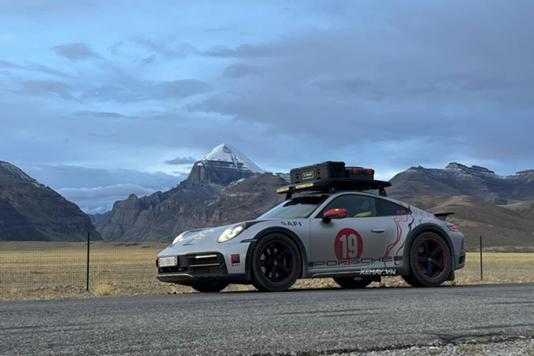 Điểm mạnh của Porsche 911 Dakar cũng chính là chìa khóa giúp doanh nhân Hải Phòng có thể dễ dàng chinh phục nhiều địa hình khác nhau chính là việc khoảng sáng gầm cao hơn 50 mm so với xe tiêu chuẩn.