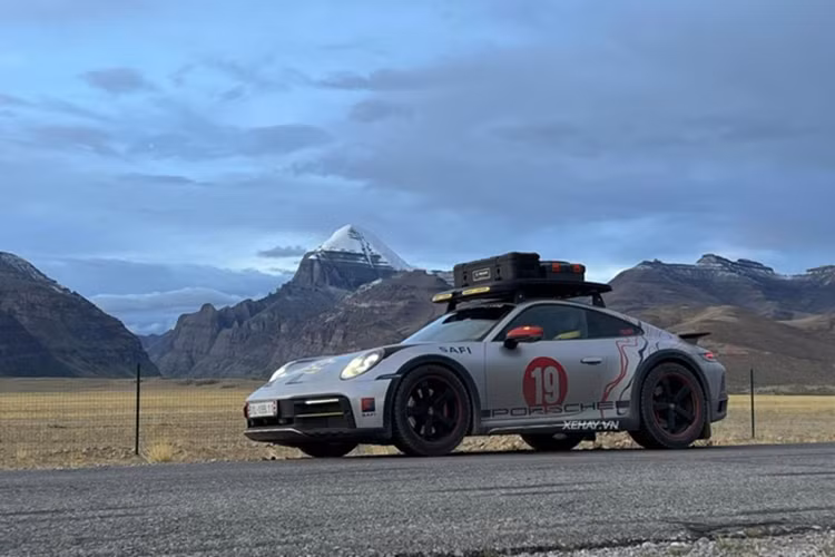 Điểm mạnh của Porsche 911 Dakar cũng chính là chìa khóa giúp doanh nhân Hải Phòng có thể dễ dàng chinh phục nhiều địa hình khác nhau chính là việc khoảng sáng gầm cao hơn 50 mm so với xe tiêu chuẩn.