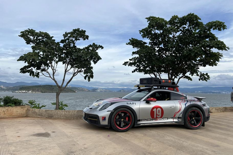 Khi nhận bàn giao xe, chiếc xe thể thao giới hạn Porsche 911 Dakar đầu tiên về Việt Nam đã được lên bộ tem mới với tông màu đỏ và vàng làm điểm nhấn, trên nền sơn bạc GT Silver Metallic nguyên bản của xe, 2 bên cửa và nắp khoang hành lý phía trước được dán thêm con số 19.