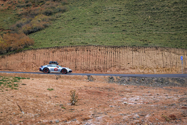 Động cơ này kết hợp với hộp số tự động PDK 8 cấp, hệ dẫn động 4 bánh toàn thời gian và hệ thống đánh lái cầu sau, nhờ đó, giúp mẫu xe thể thao Porsche 911 Dakar có thể dễ dàng tăng tốc từ vị trí xuất phát lên 100 km/h chỉ trong thời gian 3,4 giây, vận tốc tối đa của xe bị giới hạn ở mức 240 km/h.