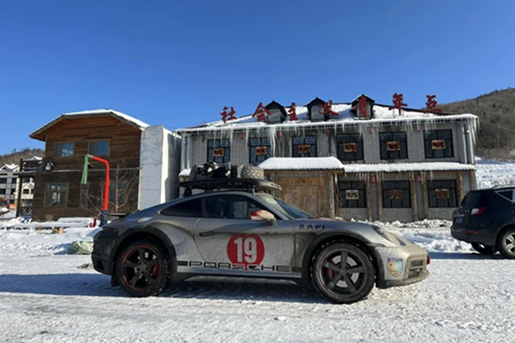 Chiếc xe thể thao Porsche 911 Dakar này mang số thứ tự 1.904/2500 xe sản xuất toàn cầu, trong đó, 19 là ngày sinh và 04 là tháng sinh của chủ xe. Tại Việt Nam, giá xe Porsche 911 Dakar được nhập khẩu chính hãng bán ra gần 15,3 tỷ đồng (chưa bao gồm các tùy chọn thêm).