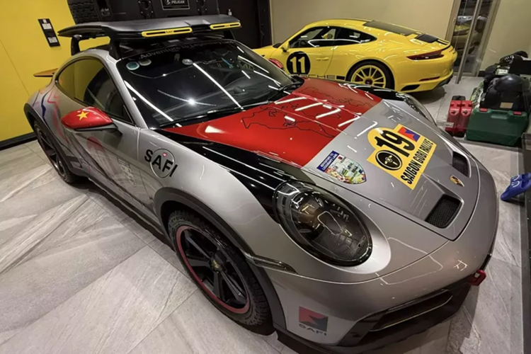 Đến hẹn lại lên, trong tháng 3/2025 này, doanh nhân Hải Phòng tiếp tục thực hiện màn du lịch đi Trung Quốc cùng với chiếc xe Porsche 911 Dakar của mình, như vậy, đây đã là lần thứ 3 đại gia Hải Phòng phượt Porsche 911 Dakar sang Trung Quốc để khám phá những vẻ đẹp của nước bạn, ở lần này, anh chia sẻ sẽ đi chặng đường dài để ngắm nhiều loại hoa khác nhau.