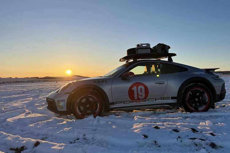 Dòng xe thể thao Porsche 911 Dakar chỉ được sản xuất giới hạn 2.560 chiếc trên toàn thế giới, nhưng hiện đã có 4 chiếc được mang về dải đất hình chữ S, xe sử dụng khối động cơ xăng 6 xi-lanh thẳng hàng, tăng áp kép, dung tích 3.0 lít, sản sinh công suất tối đa 473 mã lực và mô-men xoắn cực đại 570 Nm.